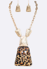 Load image into Gallery viewer, Resin Pendant Statement Necklace Set - Leopard Dazzled By B
